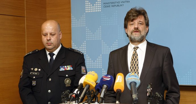 Ministr vnitra Kubice (vpravo) odstřelil Ptera Lessyho z křesla policejního šéfa