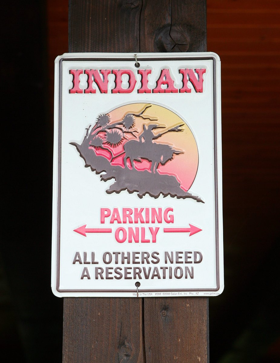 Kubice má smysl pro humor. Parkovat tu mohou podle nápisu jen indiáni, všichni ostatní potřebují rezervaci.