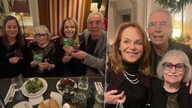 Marta Kubišová na večeři s přáteli - Dagmar Havlovou, profesorem Neužilem. Zpěvačku doprovázela její dcera Kateřina.