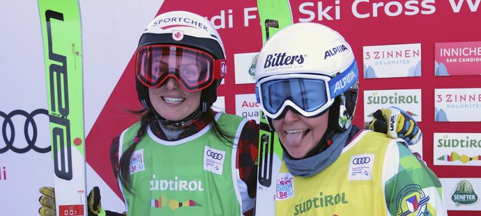 Skikrosařka Nikol Kučerová (vpravo) obsadila v závodě Světového poháru 6. místo
