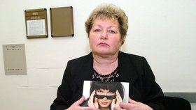 Kučerová ukazuje fotografii své zavražděné dcery