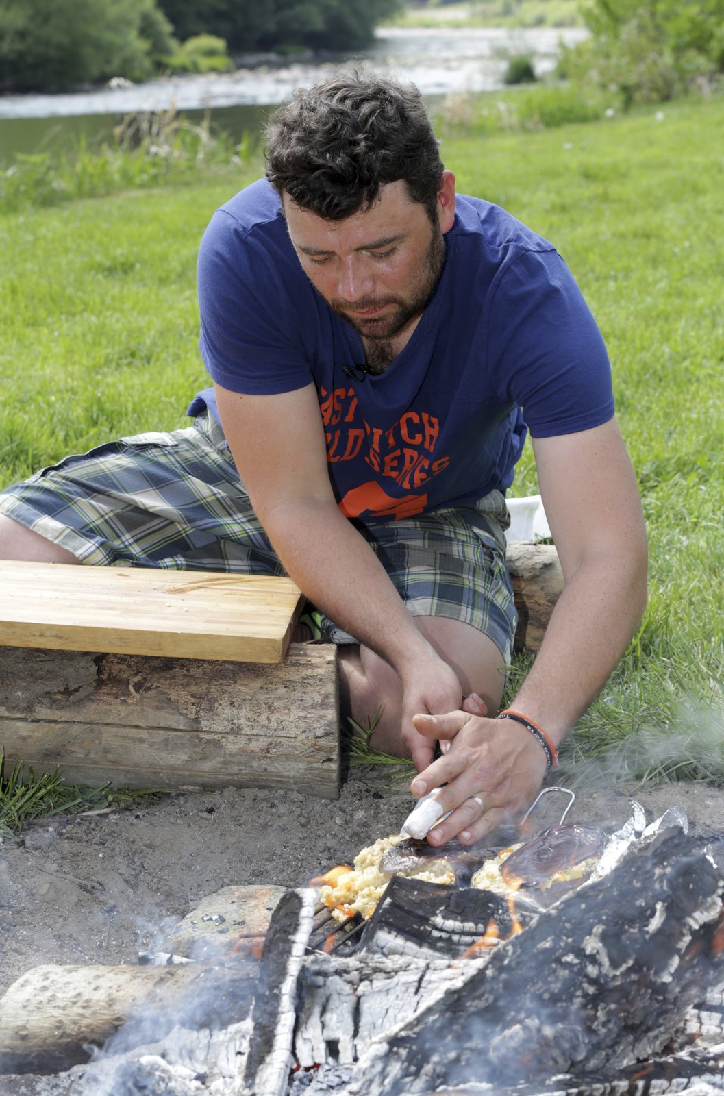 Z kuchyně Michal utekl k Sázavě a vařil na ohni.