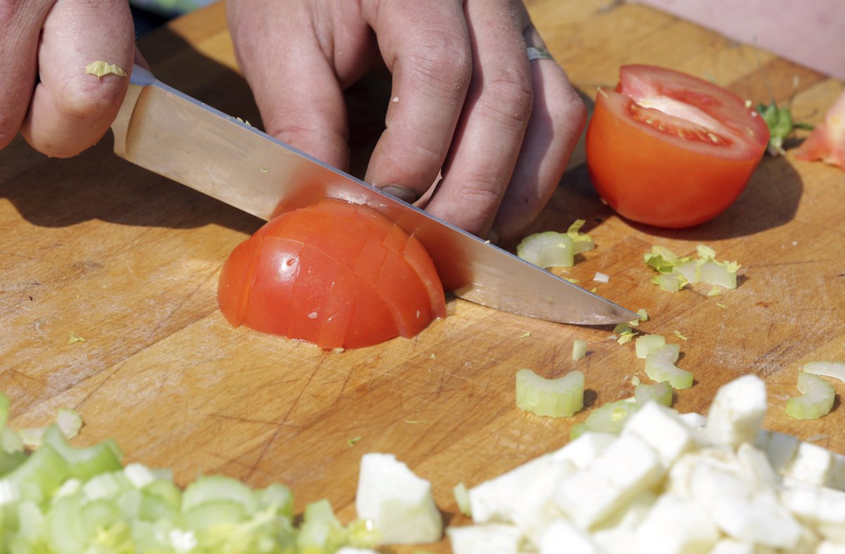 3. Omytý řapíkatý celer pokrájíme na kostičky, omytá rajčata na kousky.