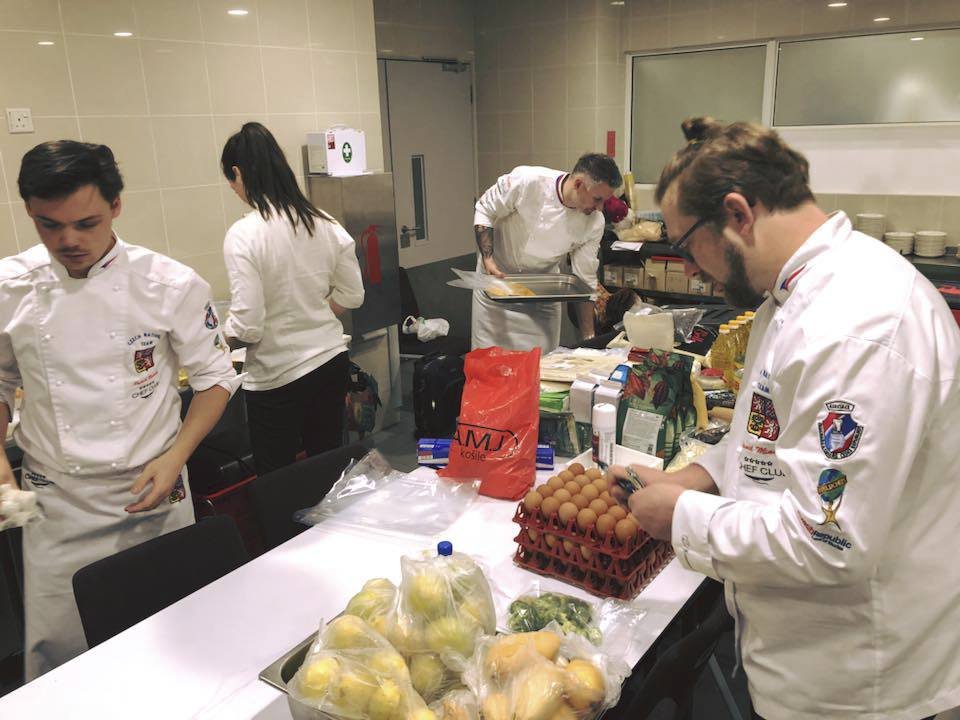 Česká kuchařská reprezentace vyhrála soutěž v Singapuru. Odnesla si sošku lva.