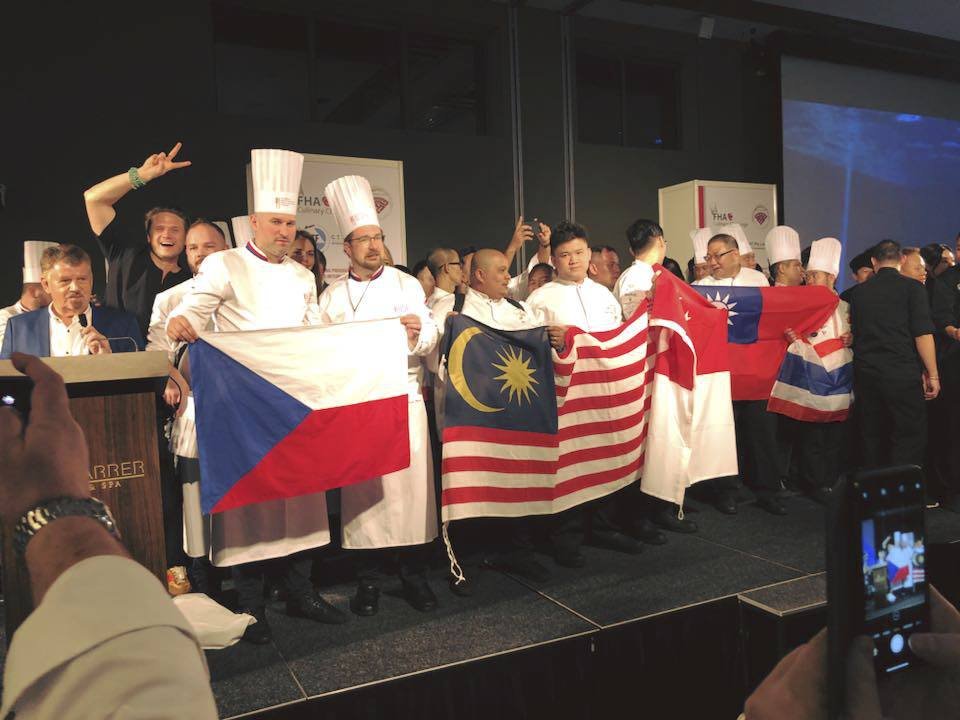 Česká kuchařská reprezentace vyhrála soutěž v Singapuru. Odnesla si sošku lva.