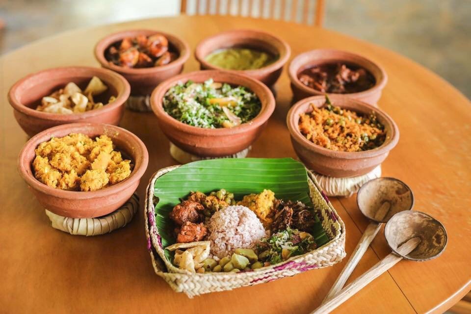 Základem srílanské kuchyně je rýže a kari. Není úplně nepodobná indonéské nebo indické. Přesto má drobné nuance, kterými je specifická a originální. Například ohromné množství druhů kari, které je na Srí Lance patrně nejpoužívanější koření.