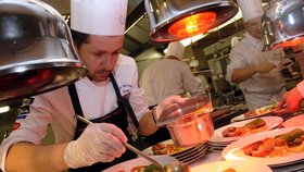 Táborský šéfkuchař Martin Svatek polévá šťávou hlavní chod soutěžního menu.