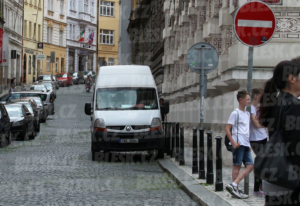 Ondřej B. Gregor s Táňou Kuchařovou vjeli skútrem přes zákaz do jednosměrky.