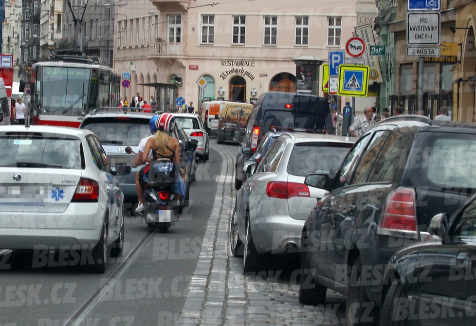 Ondřej B. Gregor s Táňou Kuchařovou jezdí ulicemi Prahy na skútru.