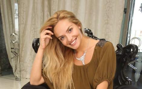 Taťána Kuchařová má do Varů připraveno několik modelů, proto potřebuje různé druhy šperků. Vybrala si je u ALO Diamonds.