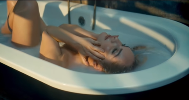Sexy Taťána Kuchařová se nafotila nahá ve vaně.