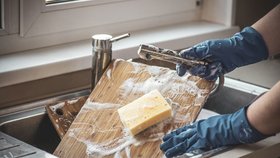Jak vyčistit kuchyňské prkénko: Triky, které fungují na dřevěné i plastové