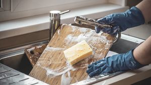 Jak vyčistit kuchyňské prkénko: Triky, které fungují na dřevěné i plastové