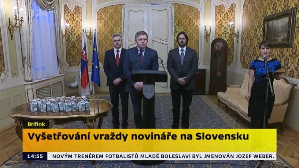 Slovenský premiér na úterní tiskové konferenci vyzval lidi, aby dali policii klid na práci, policejní prezident Tibor Gašpár následně mluvil o propojení vraždy novináře Jána Kuciaka s Českem, na tiskové konferenci měli muži na stole i milion eur slíbených pro člověka, který by přišel s informací na jejímž základě by byl vrah dopaden.