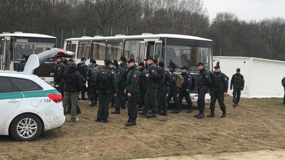 Měsíc po vraždě Kuciaka a jeho snoubenky Martiny (oba †27) policisté znovu prohledali les za domem páru.