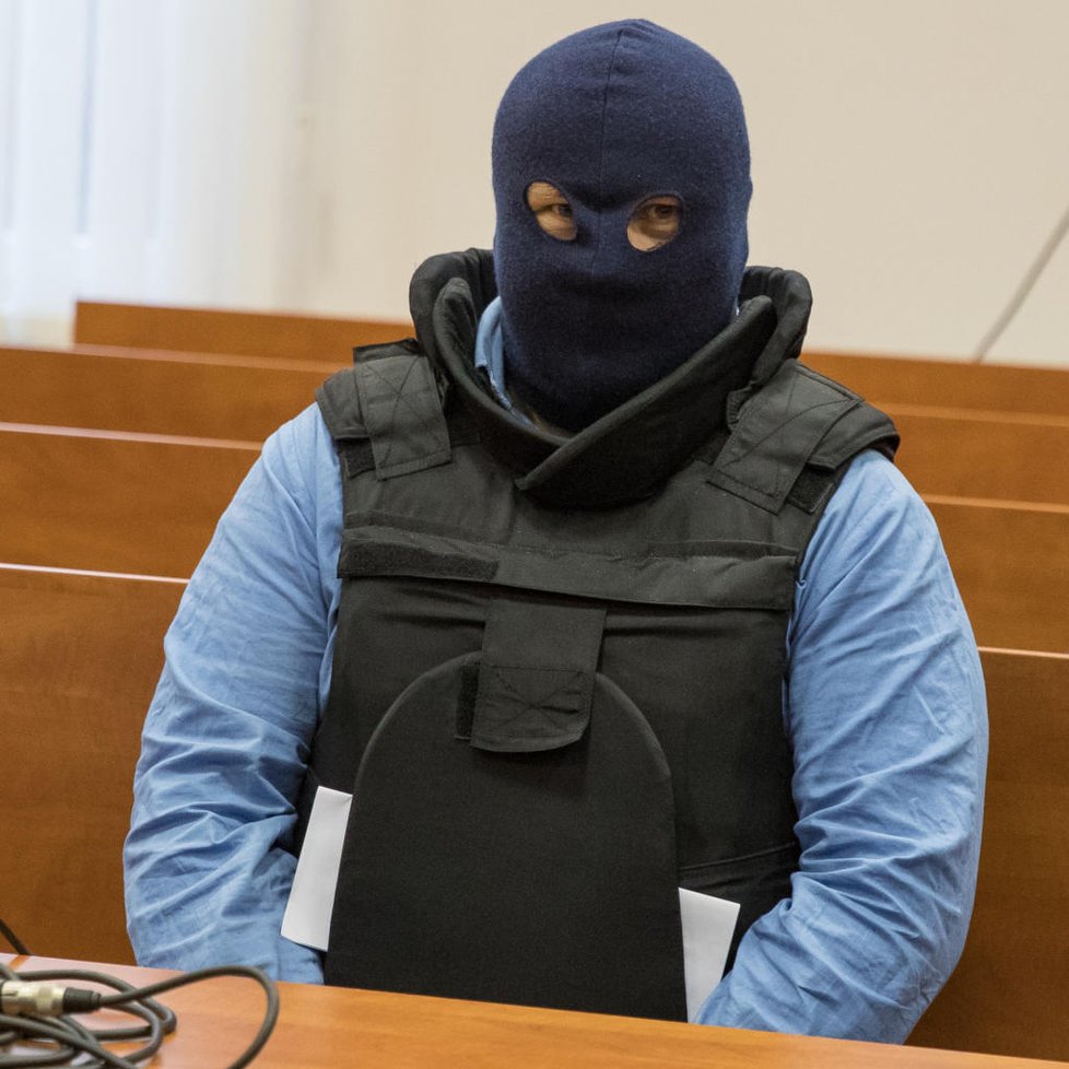 Korunní svědek Zoltán Andruskó k soudu dorazil v kukle a v neprůstřelné vestě.