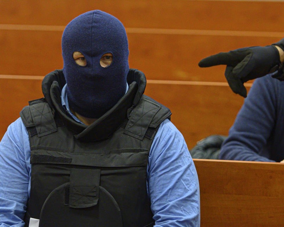 Korunní svědek Zoltán A. k soudu dorazil v kukle a v neprůstřelné vestě.