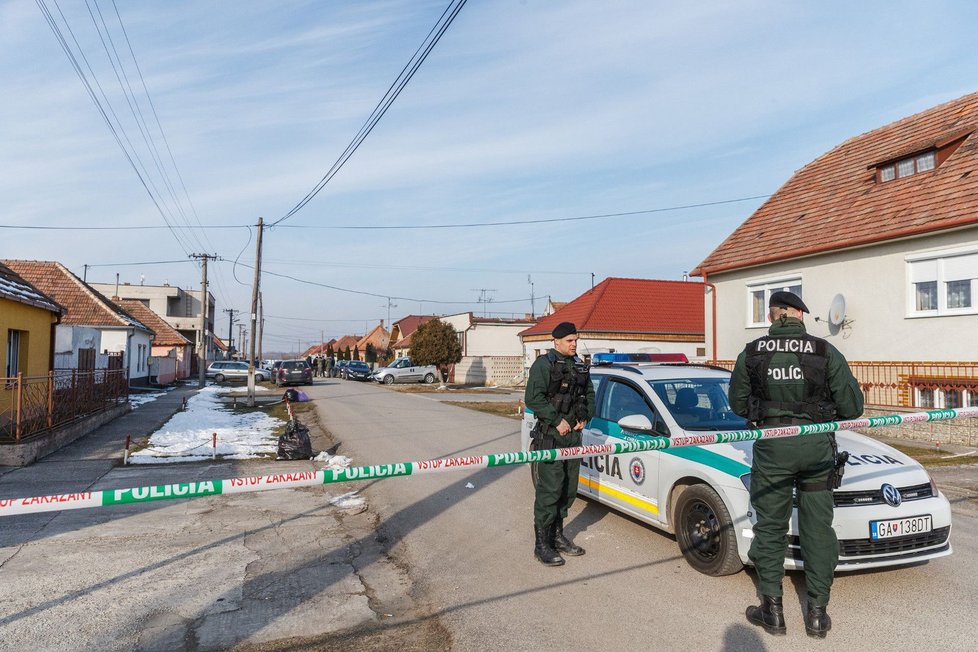 Policie na místě, kde byl zavražděný slovenský novinář Ján Kuciak s přítelkyní (26.2.2018)