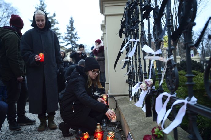 Před slovenskou ambasádou v Praze se v pátek 2. března sešlo několik stovek lidí, aby uctili zavražděného slovenského novináře Jána Kuciaka a jeho partnerku