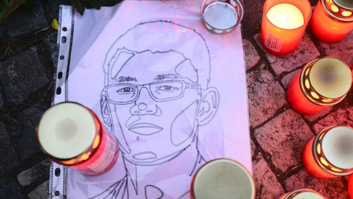Před slovenskou ambasádou v Praze se v pátek 2. března sešlo několik stovek lidí, aby uctili zavražděného slovenského novináře Jána Kuciaka a jeho partnerku
