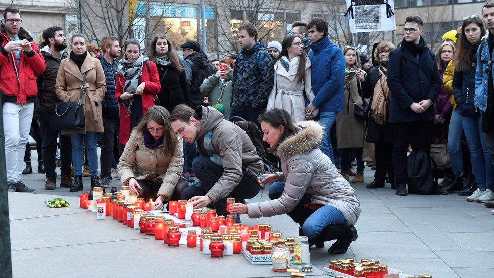 Stovky lidí na Václavském náměstí tiše uctili Kuciakovu památku (21.2.2019)