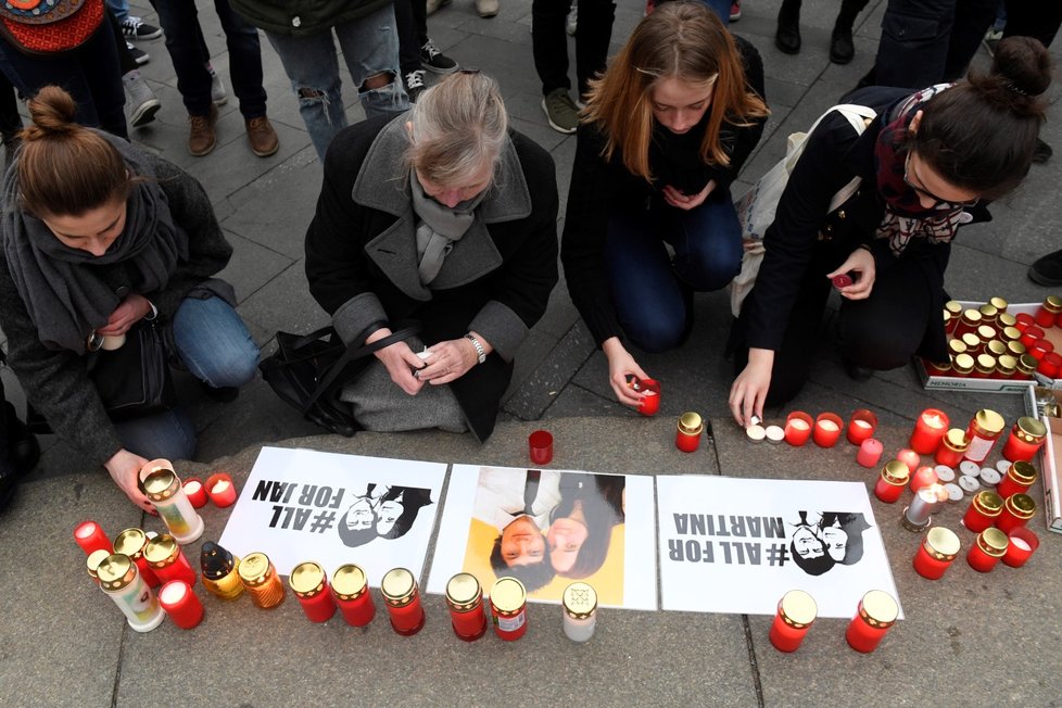 Stovky lidí na Václavském náměstí tiše uctili Kuciakovu památku (21.2.2019)