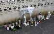 Lidé za zavražděného invesigativního novináře zapalují svíčky i u jeho domu
