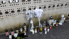 Lidé za zavražděného investigativního novináře zapalují svíčky i u jeho domu