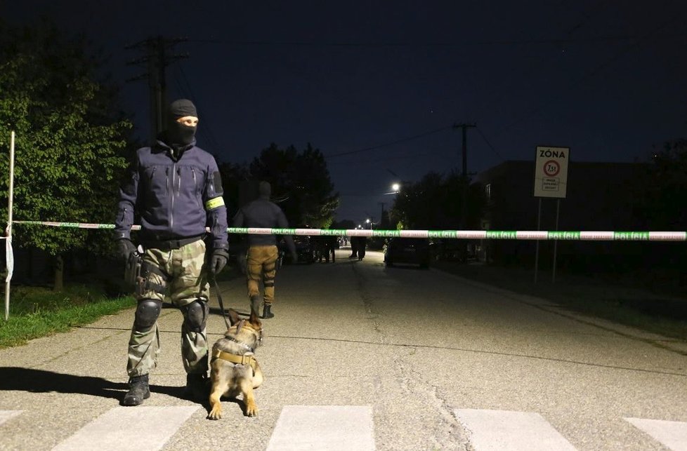 Záběry z policejního zátahu v jihoslovenské obci Kolárovo. Vyšetřovatelé zatkli 8 osob podezřelých z Kuciakovy vraždy, (27.09.2018).