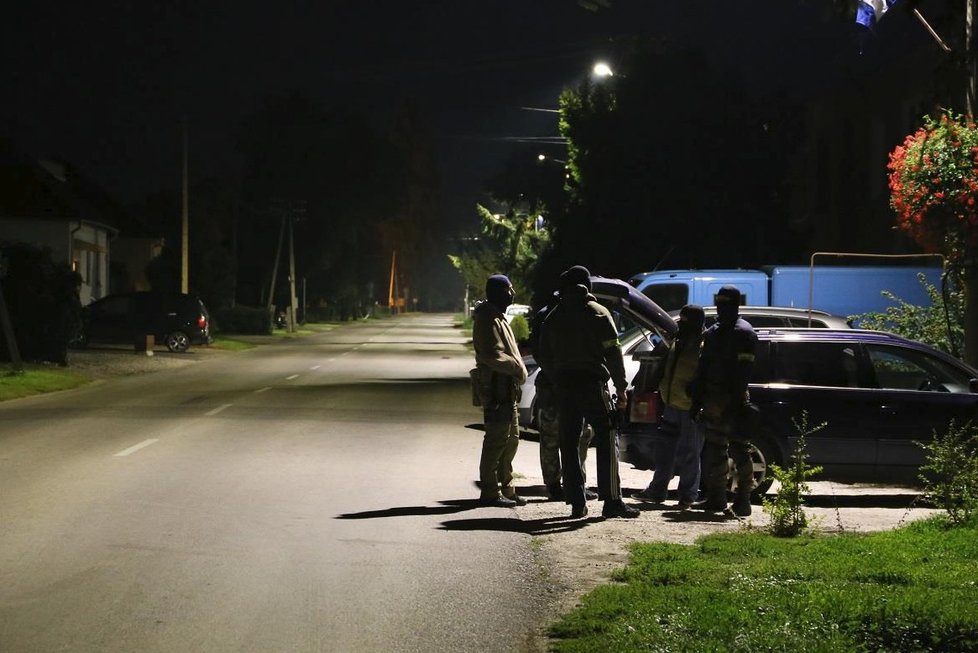 Záběry z policejního zátahu v jihoslovenské obci Kolárovo. Vyšetřovatelé zatkli 8 osob podezřelých z Kuciakovy vraždy (27. 09. 2018).