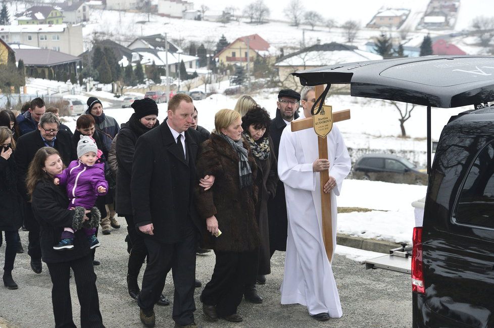 Na kříži už má datum 23. února.