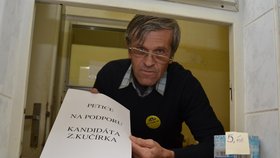 Takhle Zdeněk Kučírek na veřejných záchodcích získával podporu pro svoji cestu na Hrad.