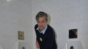 Na těchto toaletách Zdeněk Kučířek několikrát týdně vypomáhá.
