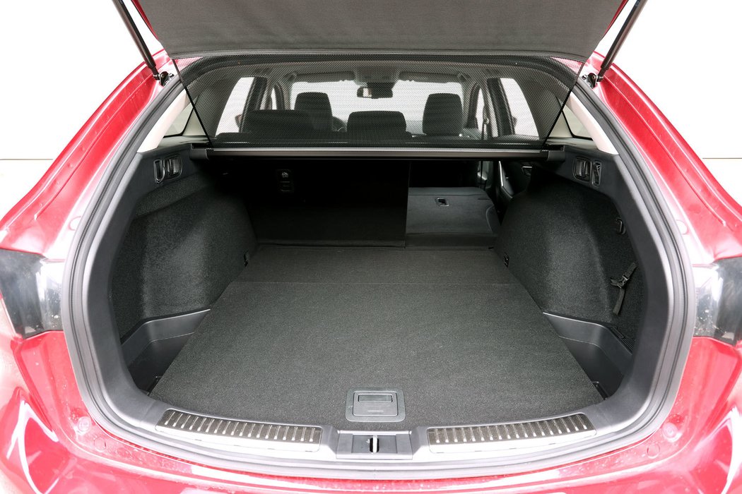 Mazda 6 jako jediné kombi umí nabídnout praktickou roletu zaháknutou za víko kufru