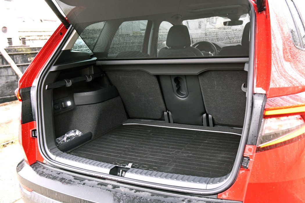 U karoqu si lze vybrat mezi standardní pevnou zadní lavicí a platem v kufru, nebo ze tří samostatných zadních sedadel a rolety, která se zahákne za páté dveře. Speciální je i tom, že je po otevření průhledná, aby bylo vidět za vůz.
