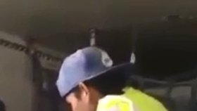 Video zachytilo, jak si zaměstnanec letiště klidně otevře kufr cestujícího a krade z něj.