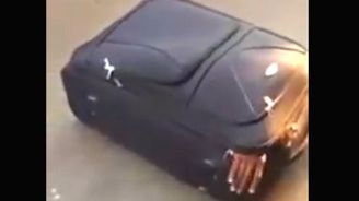 Eritrejec se chtěl propašovat do Švýcarska v kufru. Stráže ho lapily a natočily na mobil