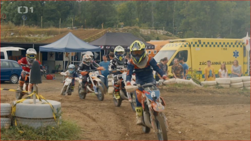 Natáčení motocrossových scén v seriálu Kukačky.