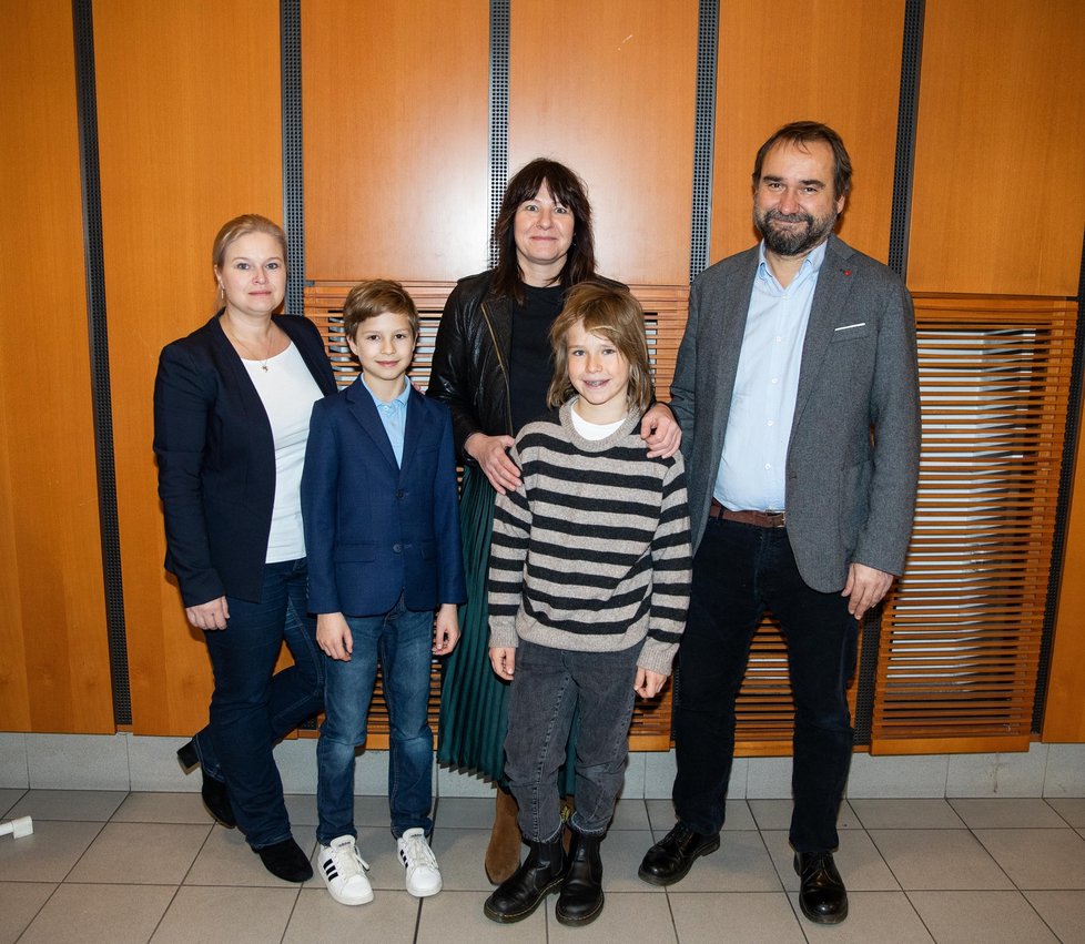 Skutečné rodiny: Matka Veronika Duchková, syn Viktor Sekanina, matka Jana Schaeferová, syn Theodor Schaefer, otec Zdeněk Schaefer.
