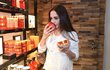 Míša nechyběla ve svém oblíbeném obchodě s kosmetikou Míša nechyběla ve svém oblíbeném obchodě s kosmetikou