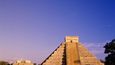 Slavná pyramida mayského boha slunce a nebes Kukulkána je nejslavnější stavbou v Chichén Itzá na poloostrově Yucatán. Sochy hadů po stranách schodiště pyramidy při západu slunce během jarní a podzimní rovnodennosti vypadají, jako by se plazily.