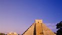 Slavná pyramida mayského boha slunce a nebes Kukulkána je nejslavnější stavbou v Chichén Itzá na poloostrově Yucatán. Sochy hadů po stranách schodiště pyramidy při západu slunce během jarní a podzimní rovnodennosti vypadají, jako by se plazily.