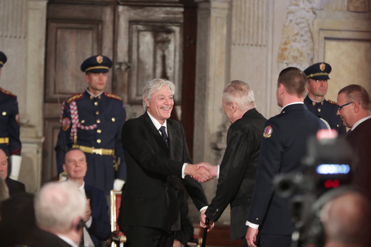 2017 Prezident Miloš Zeman mu udělil medaili Za zásluhy.