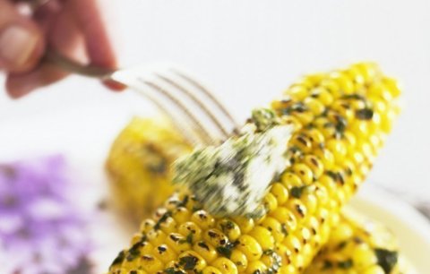 Kukuřice s bylinkovým máslem
