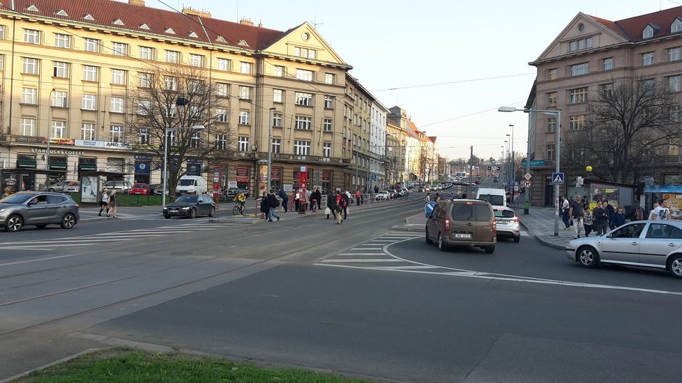 Na Vítězném náměstí se kříží cesty chodců, autobusů, aut a tramvají.