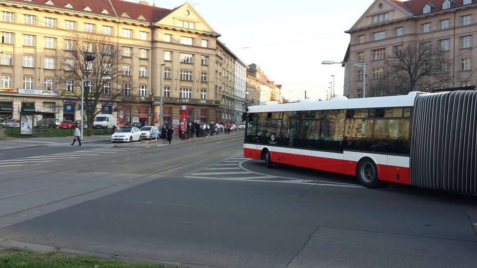 Na Vítězném náměstí se kříží cesty chodců, autobusů, aut a tramvají.