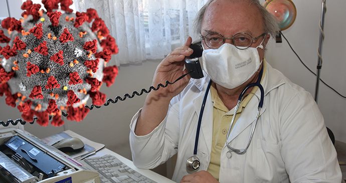 Lékař Vlastimil Kulda (69) ze Šťáhlav na Plzeňsku ordinuje nyní nejvíce po telefonu.