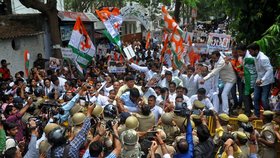 Podporovatelé indické strany INC se přetlačují s policií při protestech požadujících zatčení poslance Kuldípa Singh Sengara (BJP).