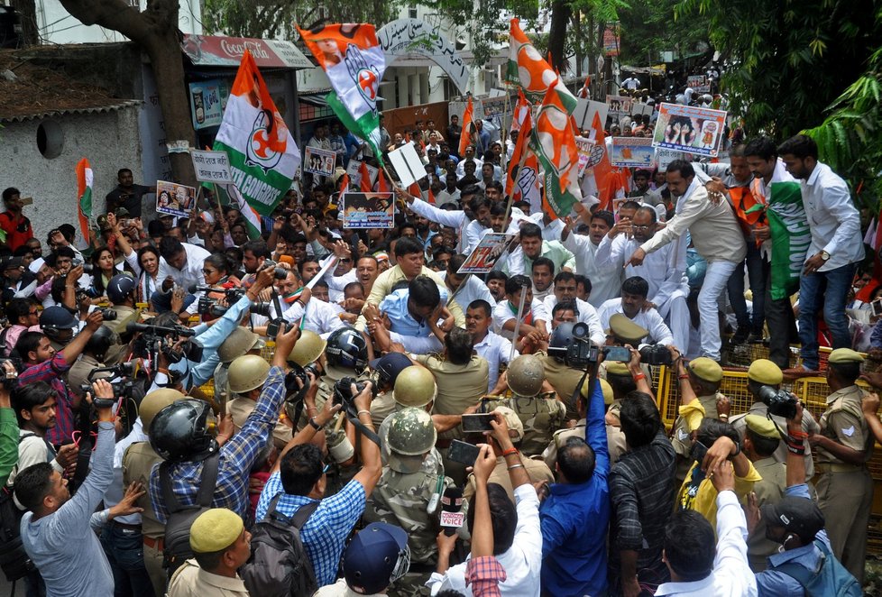 Podporovatelé indické strany INC se přetlačují s policií při protestech požadujících zatčení poslance Kuldípa Singh Sengara (BJP).