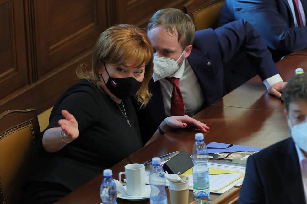 Ministryně financí Alena Schillerová (za ANO) a ministr zahraničních věcí Jakub Kulhánek (ČSSD) na jednání Poslanecké sněmovny ohledně hlasování o nedůvěře vlády (3.6.2021)
